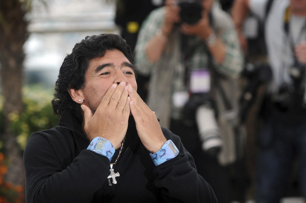 Maradona, hace algunos años, mientras tenía su programa de televisión llamado ‘La Noche del 10’ realizó una épica entrevista, cuestionándose a sí mismo sobre qué le gustaría que llevara escrito en su lápida el día que muriera. (ARCHIVO)
