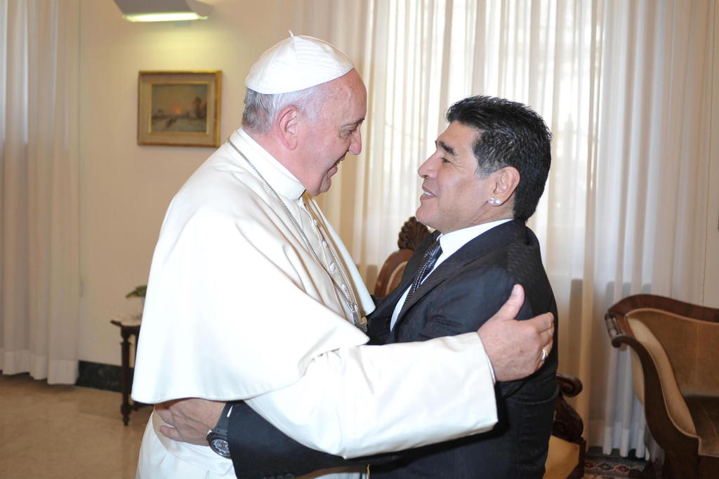 El papa Francisco ha recordado 'con afecto' y oración al exfutbolista argentino Diego Armando Maradona, fallecido hoy a los 60 años de edad en Argentina, informó el portavoz de la Santa Sede, Matteo Bruni. (ARCHIVO)