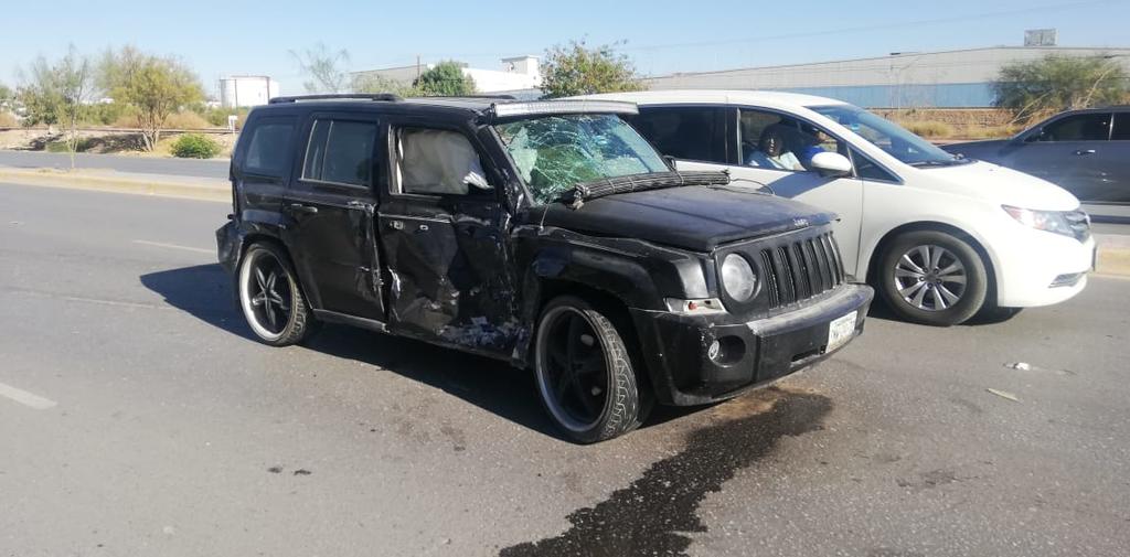 Una camioneta Jeep Patriot, con la cual chocó el Nissan con su parte frontal, en el costado de la Jeep, manejada por Jaime Mejía, de 29 años y quien era acompañado por su esposa Jennifer y su bebita de 4 días de nacida. (EL SIGLO DE TORREÓN)