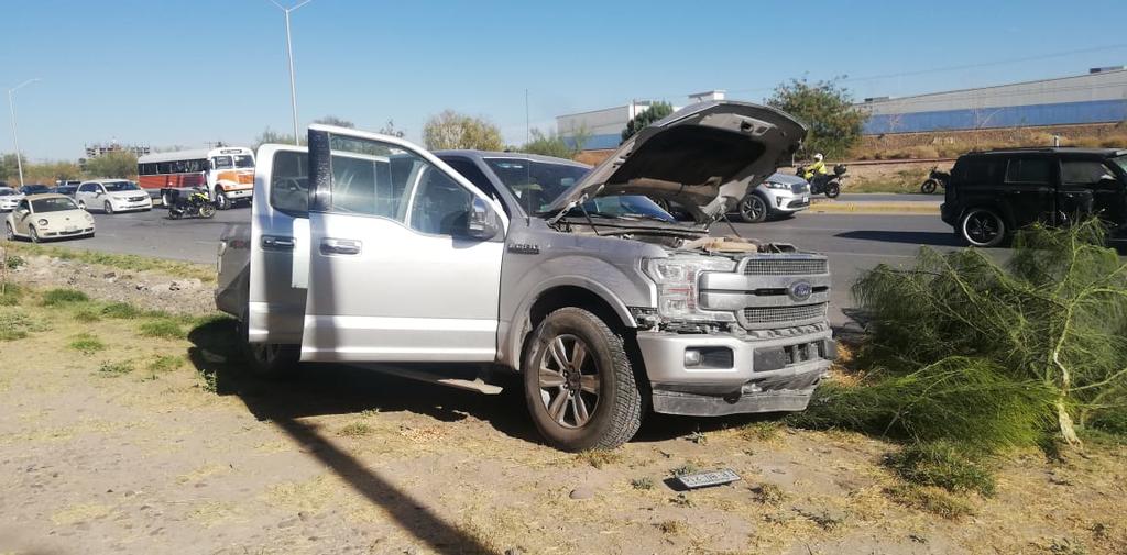 El conductor de la Jeep se descontroló y viró de manera instintiva a su derecha, atravesándose a la camioneta Ford Lobo, color plata, la cual transitaba en la misma dirección que la Jeep. (EL SIGLO DE TORREÓN)