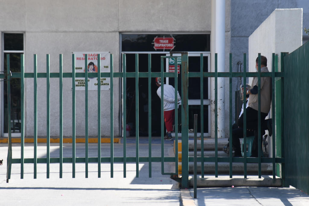 De las 132 camas COVID con las que cuenta el Instituto Mexicano del Seguro Social (IMSS) entre las dos Hospitales Generales de Zona en Gómez Palacio, se tienen ocupadas 94, es decir, se tiene una ocupación cercana al 72 por ciento. (ARCHIVO)