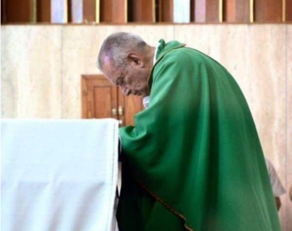 La Diócesis de Torreón elevó esta tarde sus oraciones por el eterno descanso del sacerdote Rodolfo Reza Palomares que desafortunadamente perdió la vida a causa del COVID-19 a sus 81 años de edad. (EL SIGLO DE TORREÓN)