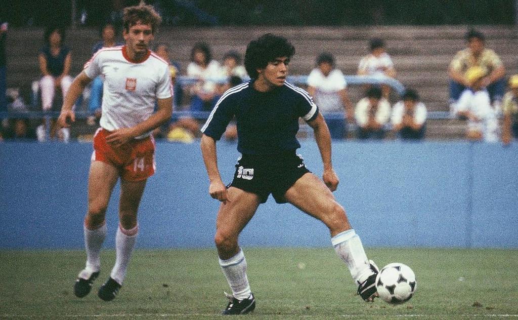 Es astro argentino Diego Armando Maradona, dejó inmortalizadas distintas jugadas donde mostraba su gran calidad y magia al jugar al futbol. (ARCHIVO)