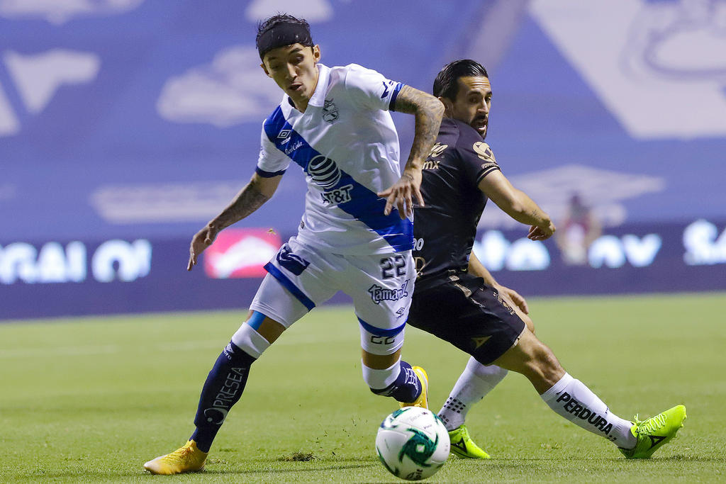 El colombiano Omar Fernández convirtió un gol, su compatriota Andrés Mosquera anotó en su propia meta en el primer tiempo y Puebla sorprendió con un victoria por 2-1 ante León en el partido de ida por los cuartos de final del torneo Guard1anes 2020. (ARCHIVO)
