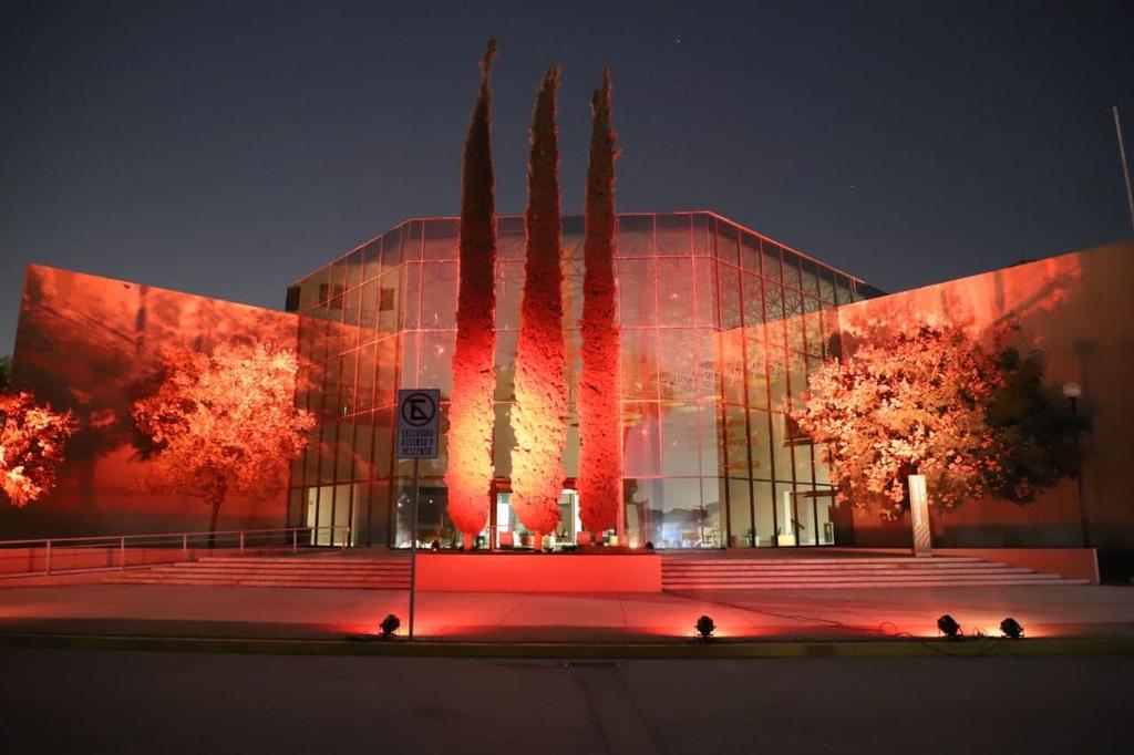 El Tecnológico de Monterrey en su Campus Laguna fue una de las instituciones que se sumó al día Internacional para la Eliminación de la Violencia contra la Mujer, por lo que sus edificios fueron iluminados del color naranja. (CORTESÍA)