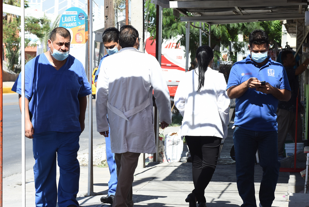 Las vacantes que ofertan en Torreón incluyen médicos, enfermeros, auxiliares de cocina, auxiliares de limpieza y camilleros, entre otras.