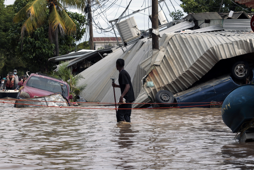 Los huracanes, agregaron los expertos, afectaron a más de ocho millones de personas. (ARCHIVO) 