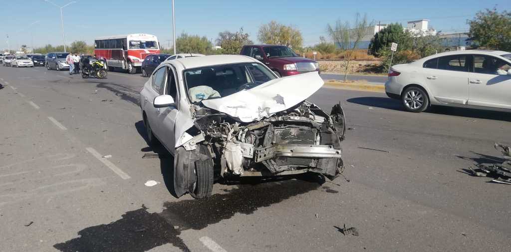 El aparatoso accidente ocurrió ayer a las 15:00 horas sobre la carretera Torreón-San Pedro. (EL SIGLO DE TORREÓN)