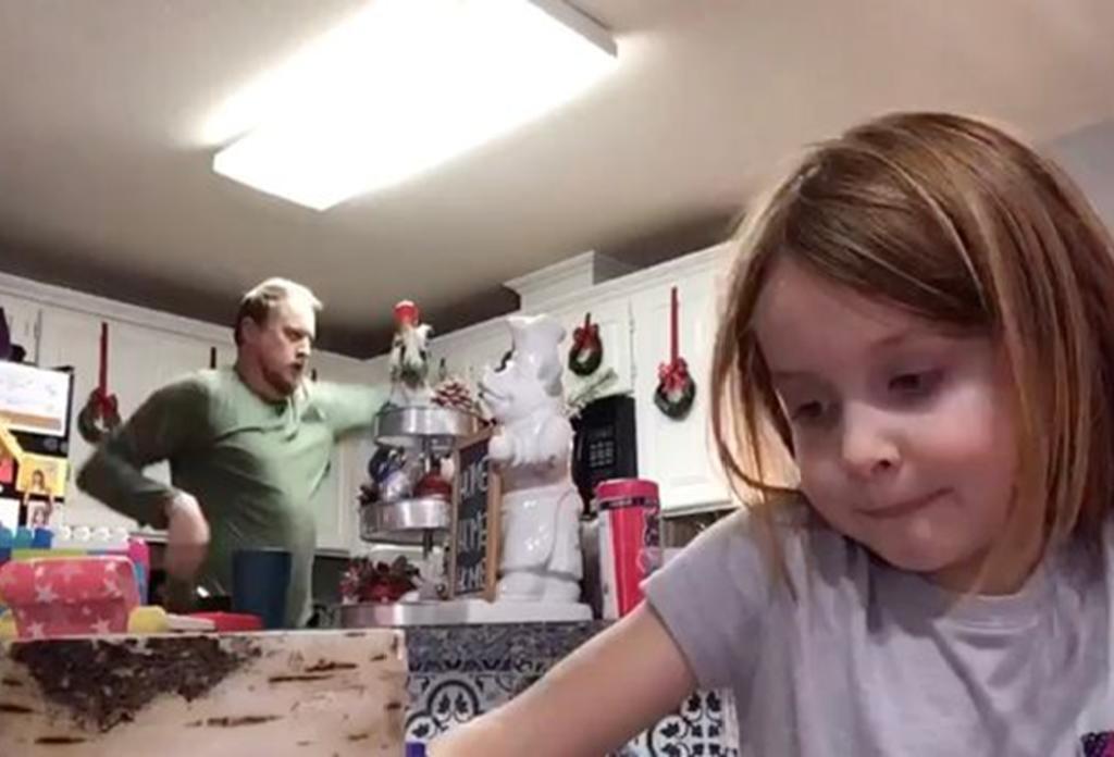 La madre descubrió que la niña filmó el video para su maestra y se lo envió, así que luego lo compartió en redes. (INTERNET)