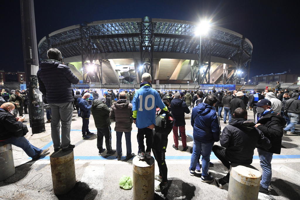 Toda la plantilla del Nápoles llevará unas camisetas número 10 para honrar la memoria del argentino Diego Armando Maradona. (EFE)