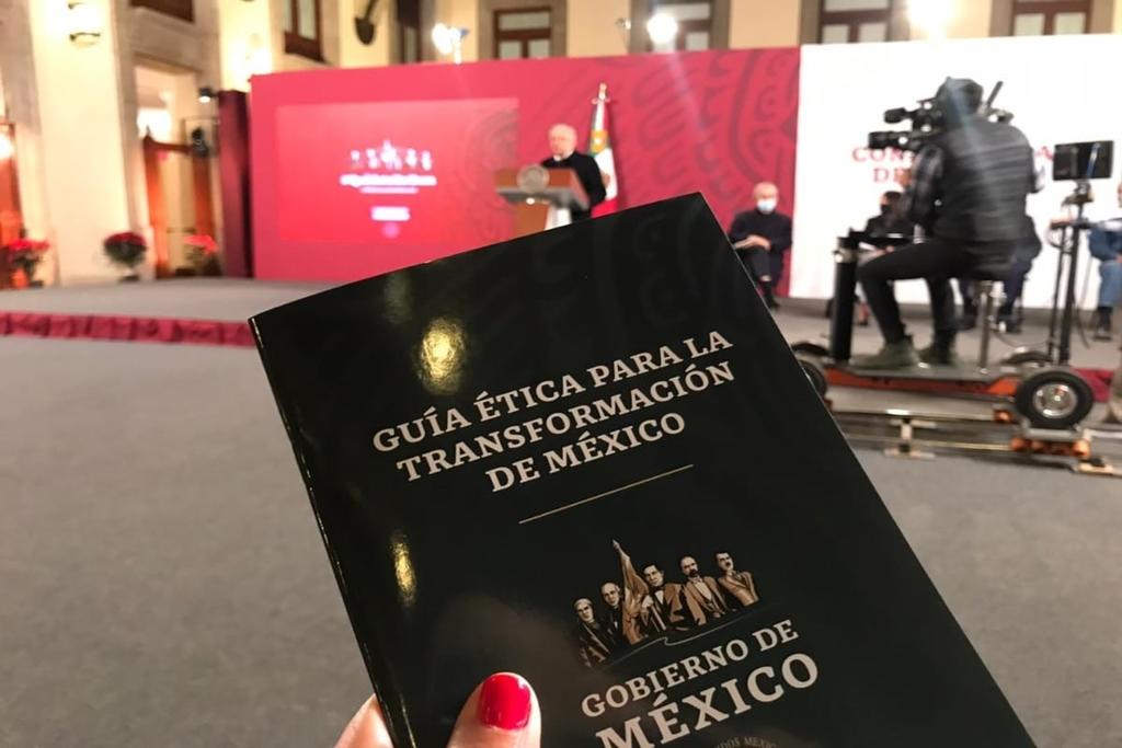 El presidente Andrés Manuel López Obrador presentó hoy jueves durante la conferencia matutina la Guía Ética para la Transformación de México. El texto busca frenar la 'degradación y decadencia' de los valores morales y culturales que se perdieron en el periodo neoliberal. (Especial)