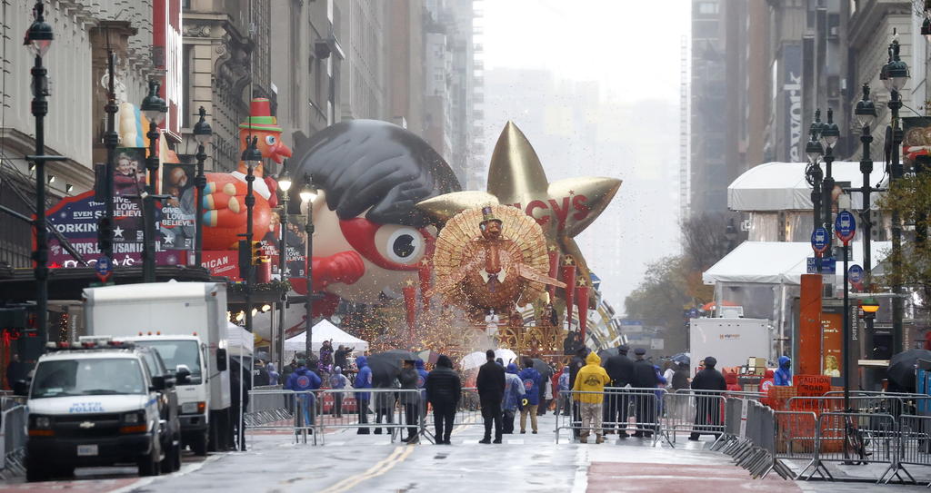 El tradicional desfile de Acción de Gracias de Nueva York se celebró este jueves, pero sin apenas público y con un recorrido mucho más corto, debido a las restricciones impuestas por la pandemia de la COVID-19. (EFE)