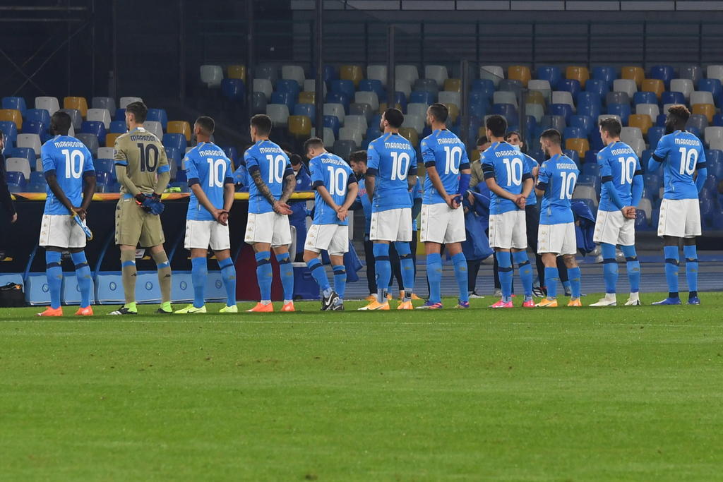 Este jueves el Napoli en su partido de la Europa League le realizaron un homenaje póstumo a Diego Armando Maradona quien falleciera este miércoles debido a una paro respiratorio. (ARCHIVO)