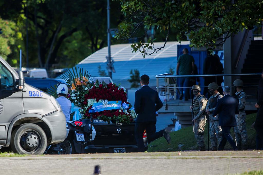 Los restos de Diego Armando Maradona llegaron al cementerio Jardín Bella Vista, en la periferia de Buenos Aires, donde su familia le dará el último adiós en una ceremonia privada. (EFE)