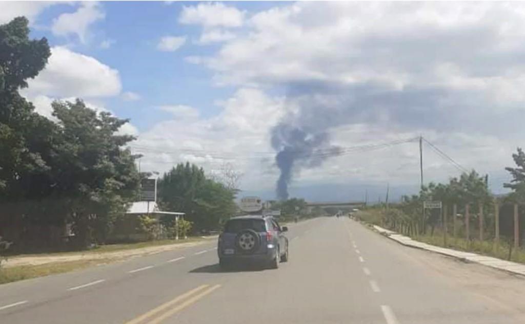 Una pipa que transportaba más de 20 mil litros de gasolina se incendió esta mañana en la frontera de Chiapas con Guatemala. Una falla eléctrica originó un incendio que se extendió hasta donde estaba el combustible y dañó otro camión de tres toneladas que venía atrás. (ARCHIVO)