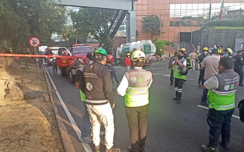Una pipa de Petróleos Mexicanos (Pemex), se estrelló contra la base de un puente peatonal, cuando circulaba sobre la Picacho Ajusco. (TWITTER)