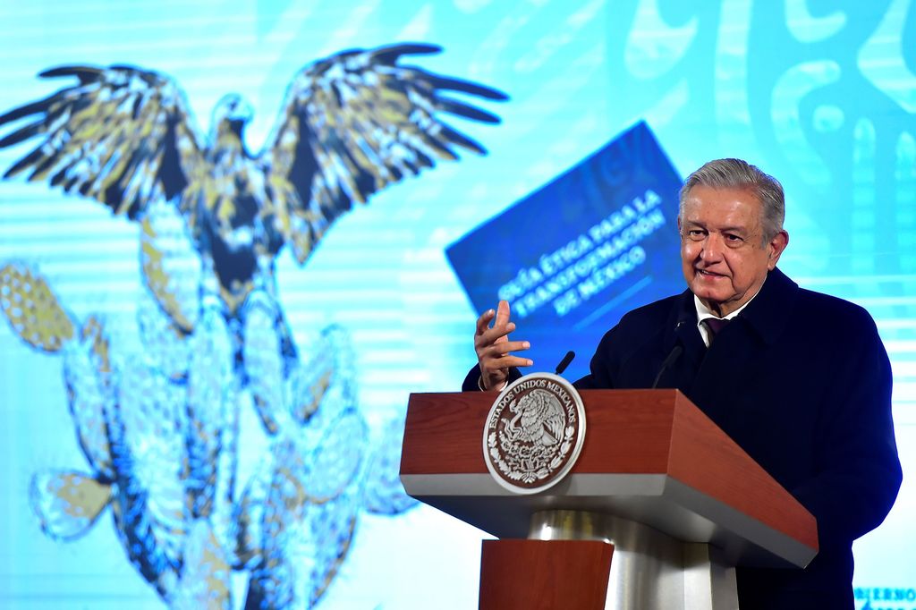 López Obrador dijo que les harán llegar el documento a 8 millones de adultos mayores.