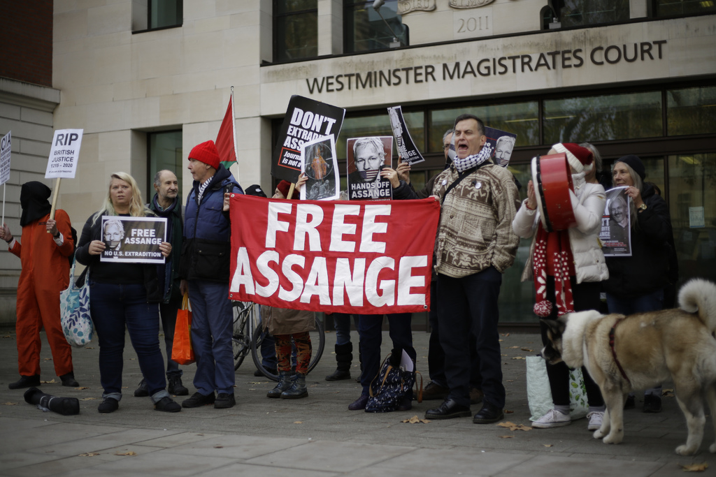 Assange está encerrado en su celda desde hace más de una semana debido a un brote de coronavirus en ese sector carcelario.