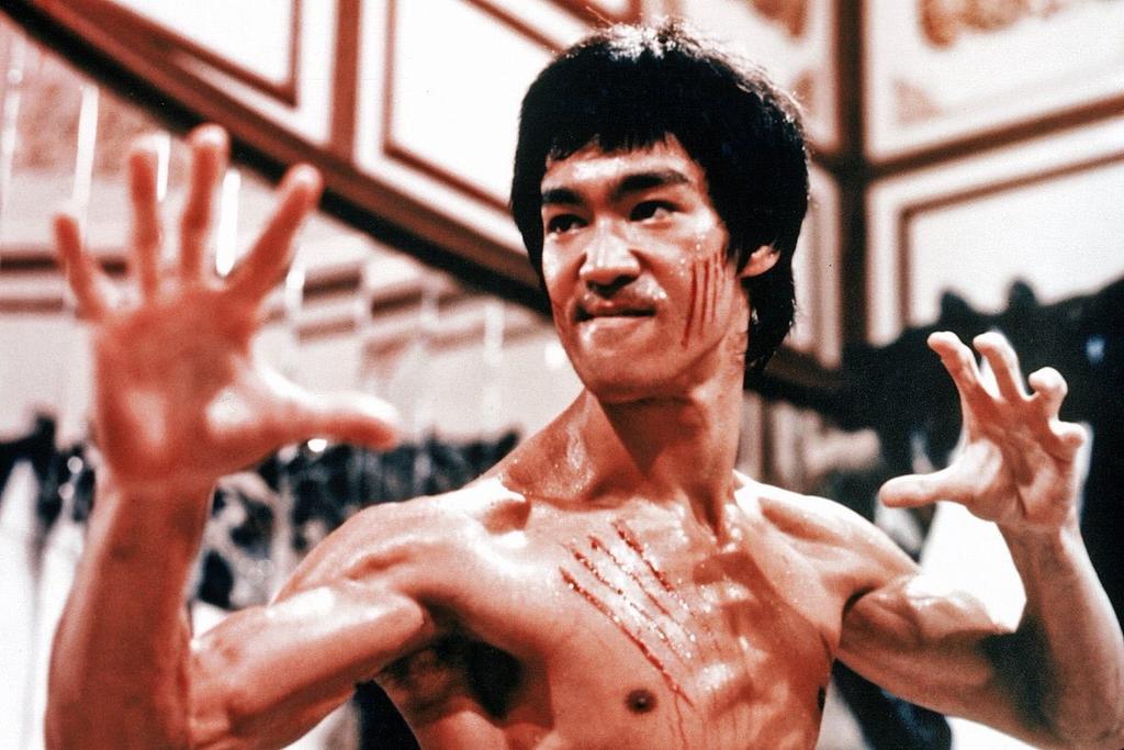El actor, director, luchador de artes marciales, filósofo y poeta Bruce Lee, que cumpliría este viernes 80 años, fue un hombre dotado con mil talentos que murió trágicamente a los 32 años, pero que gracias a su extraordinaria vida aún sigue muy presente en la memoria colectiva.  (ESPECIAL)  