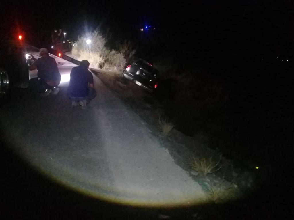 El pasado jueves se registró un accidente vial sobre la carretera que conduce al poblado Monterreycillo de ciudad Lerdo, una camioneta se salió del camino y terminó entre los matorrales.
(EL SIGLO DE TORREÓN)
