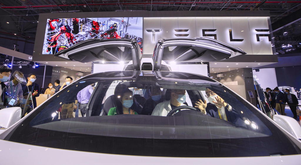 La agencia que vela por la seguridad en las carreteras de Estados Unidos está investigando las quejas de que las suspensiones delanteras pueden fallar en casi 115,000 vehículos eléctricos Tesla. (ARCHIVO)