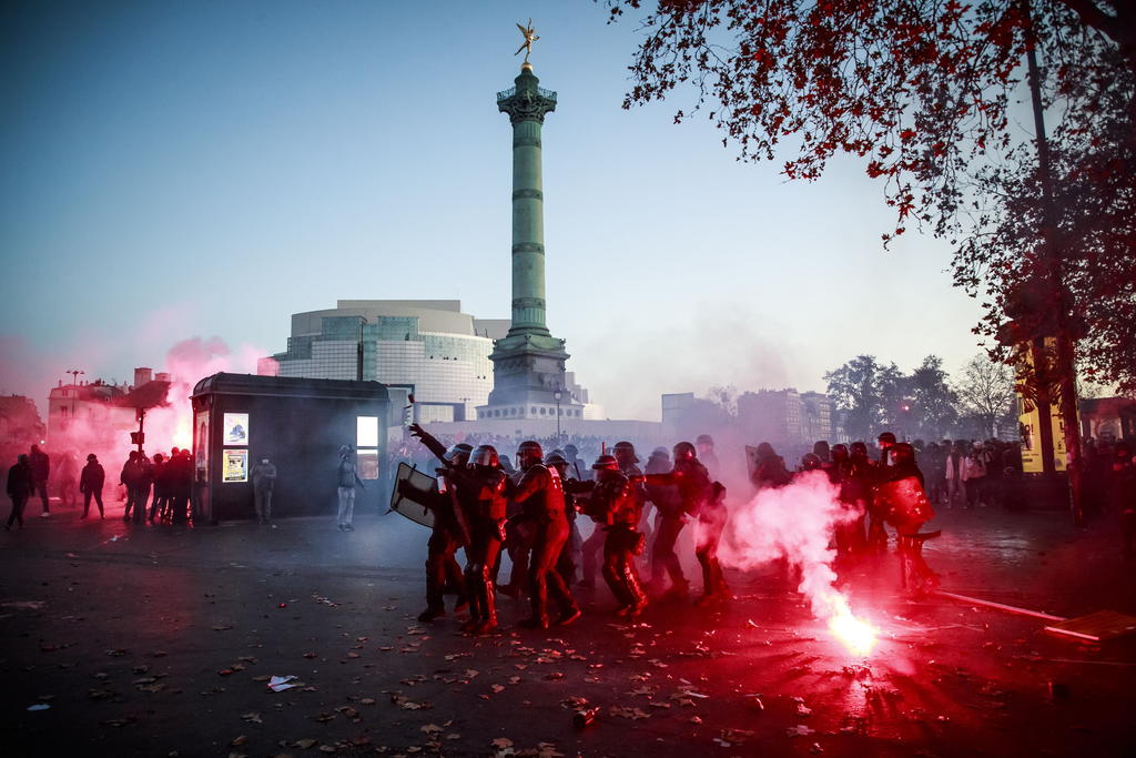 La polémica ley que pretende limitar en Francia la difusión de imágenes de las fuerzas del orden recibió este sábado una nueva gran manifestación en su contra, que denunció un recorte de las libertades y acabó con incidentes. (EFE)
