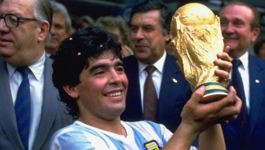 Varios seguidores del exfutbolista argentino, Diego Armando Maradona han rendido tributo a éste tras su fallecimiento (CAPTURA) 