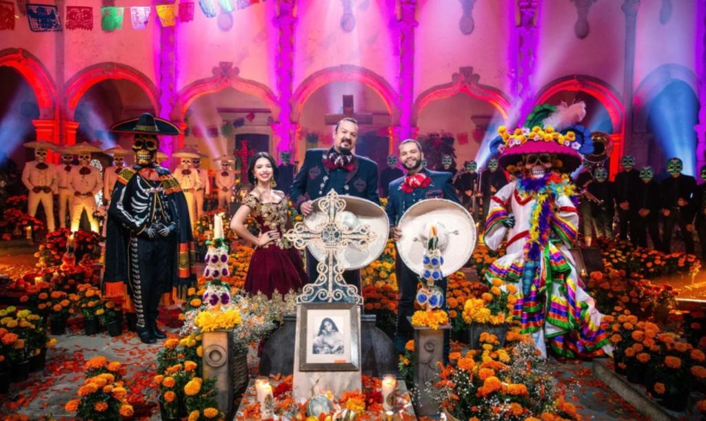 Con una gran producción que cuidó hasta el mínimo detalle, Pepe Aguilar y sus hijos Ángela y Leonardo ofrecieron el concierto 'Mexicano hasta los huesos' dedicado a Flor Silvestre. (ESPECIAL)  