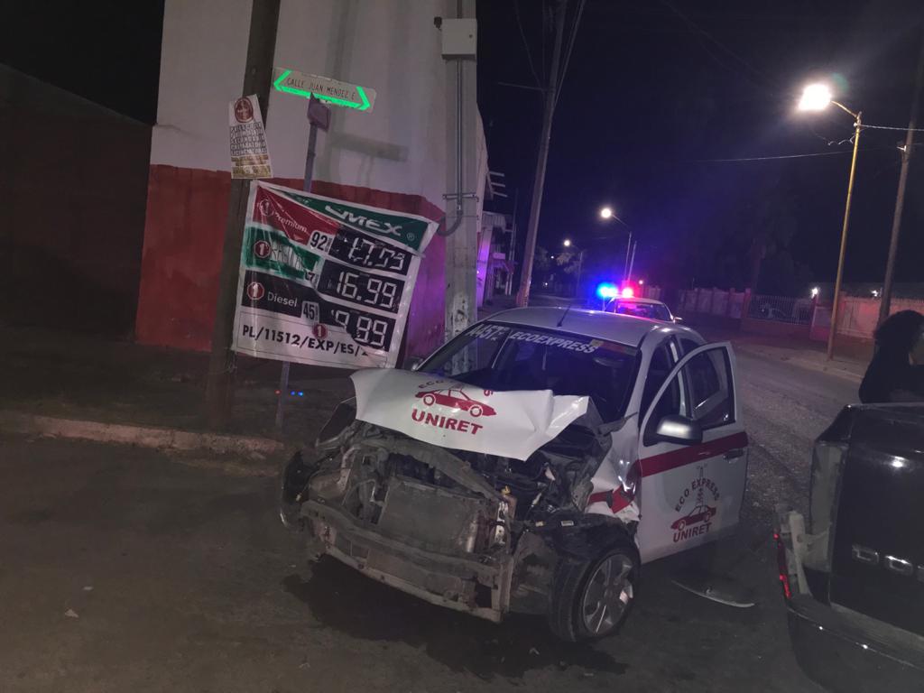Solo daños materiales fue el saldo de un accidente vial que se registró la madrugada de este sábado en la colonia Cinco de Mayo de la ciudad de Gómez Palacio. (EL SIGLO DE TORREÓN)
