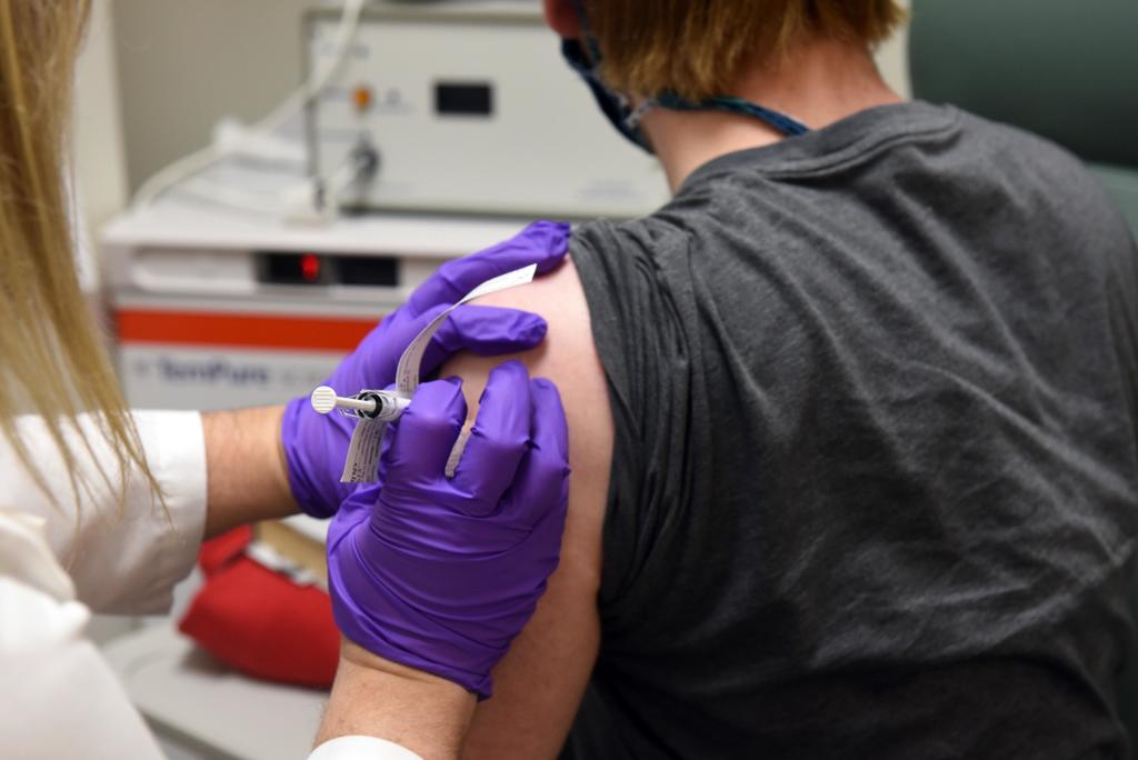 La próxima semana, Reino Unido aprobará la vacuna contra el coronavirus que desarrolla Pfizer y BioNTech, según difunde el medio Financial Times. (ARCHIVO)