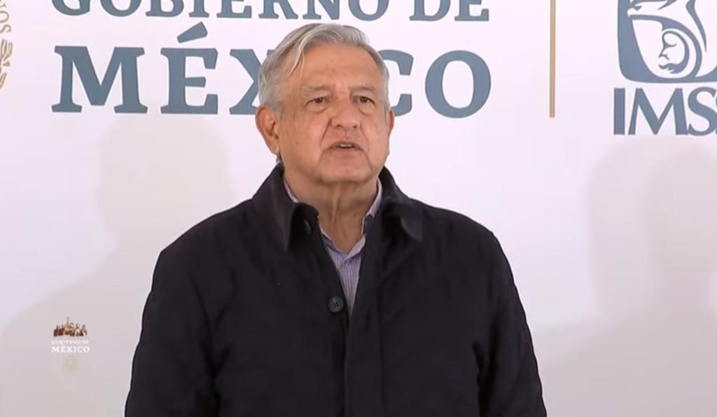 El presidente mexicano, Andrés Manuel López Obrador, confió este sábado en que 'ya va a pasar la pandemia' pese a un repunte de contagios en el país, que acumula casi 105,000 muertes y cerca de 1,090.000 casos de COVID-19. (ESPECIAL)