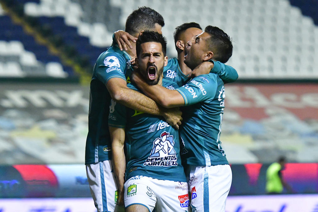  Los Esmeraldas del León vencieron la noche de este sábado a la Franja de Puebla por marcador 2-0 (global 3-2) en el partido de vuelta de los cuartos de final del torneo Guardianes.(ESPECIAL)