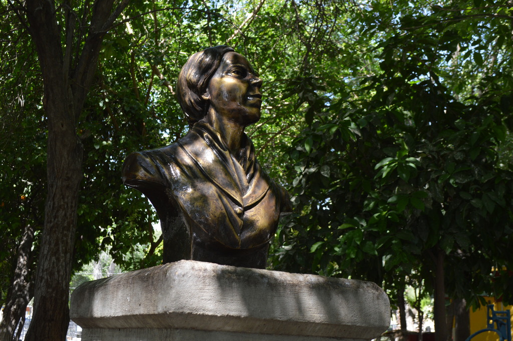 Hermila Galindo Acosta cuenta con un busto en la Plazuela Juárez en el municipio de Lerdo, de donde es originaria.