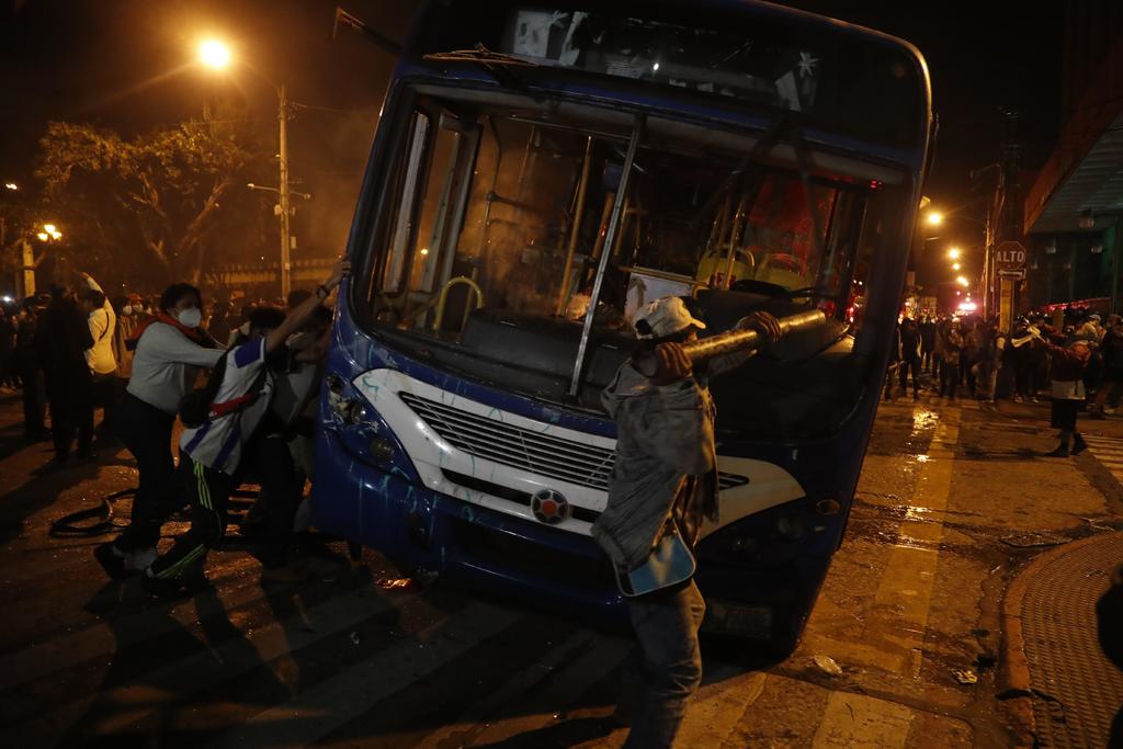 El grupo de encapuchados, armados con palos y garrotes, quemó una unidad del Transurbano, un sistema de autobús rápido, después de tres horas de protesta sin incidentes. (EFE)