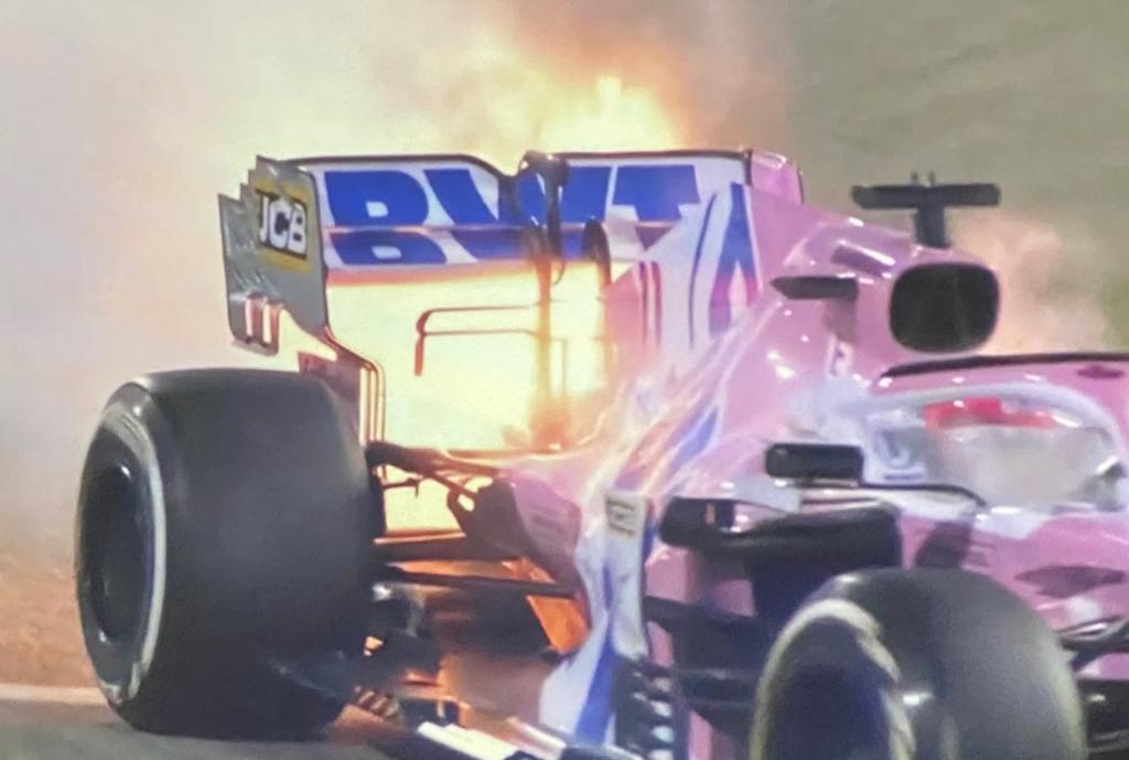 El piloto mexicano 'Checo' Pérez tuvo un final dramático en el Gran Premio de Bahréin, pues abandonó la carrera a tan solo tres vueltas de la bandera de cuadros tras incendiarse su monoplaza. (Especial) 