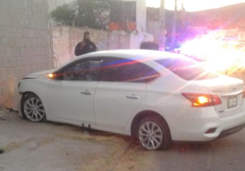 Una conductora resultó lesionada tras impactar su vehículo contra una barda frente a la colonia El Campestre de la ciudad de Gómez Palacio. (EL SIGLO DE TORREÓN)