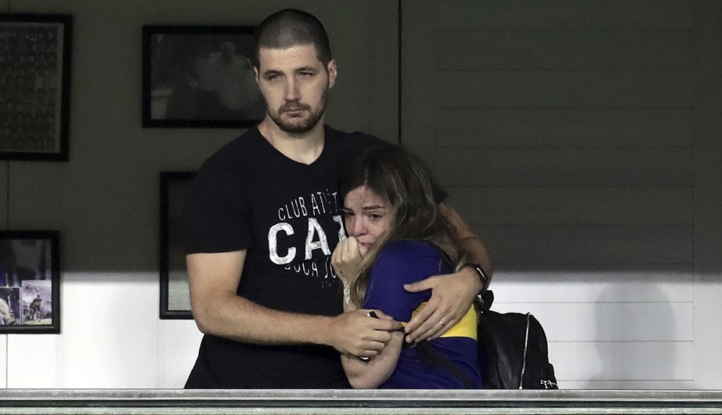 Desde el palco donde su padre desató miles de emociones, Dalma Maradona lloró conmovida por el acto de los jugadores Xeneizes. (AP)