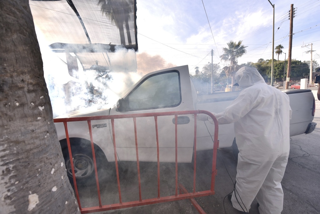 Don José Galván realiza de manera gratuita desinfección a los vehículos que vayan a su negocio. (ÉRICK SOTOMAYOR)