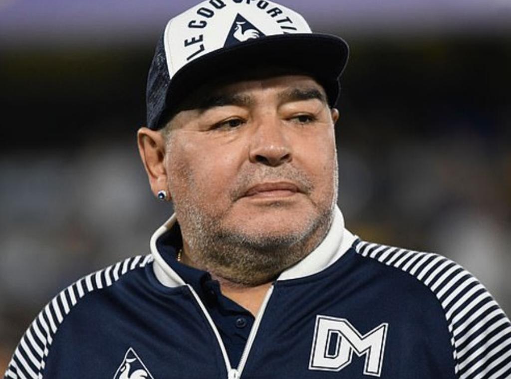 De acuerdo al periódico italiano 'La Repubblica', Diego Armando Maradona se habría caído y golpeado la cabeza una semana antes de morir a consecuencia de un infarto. (Especial) 