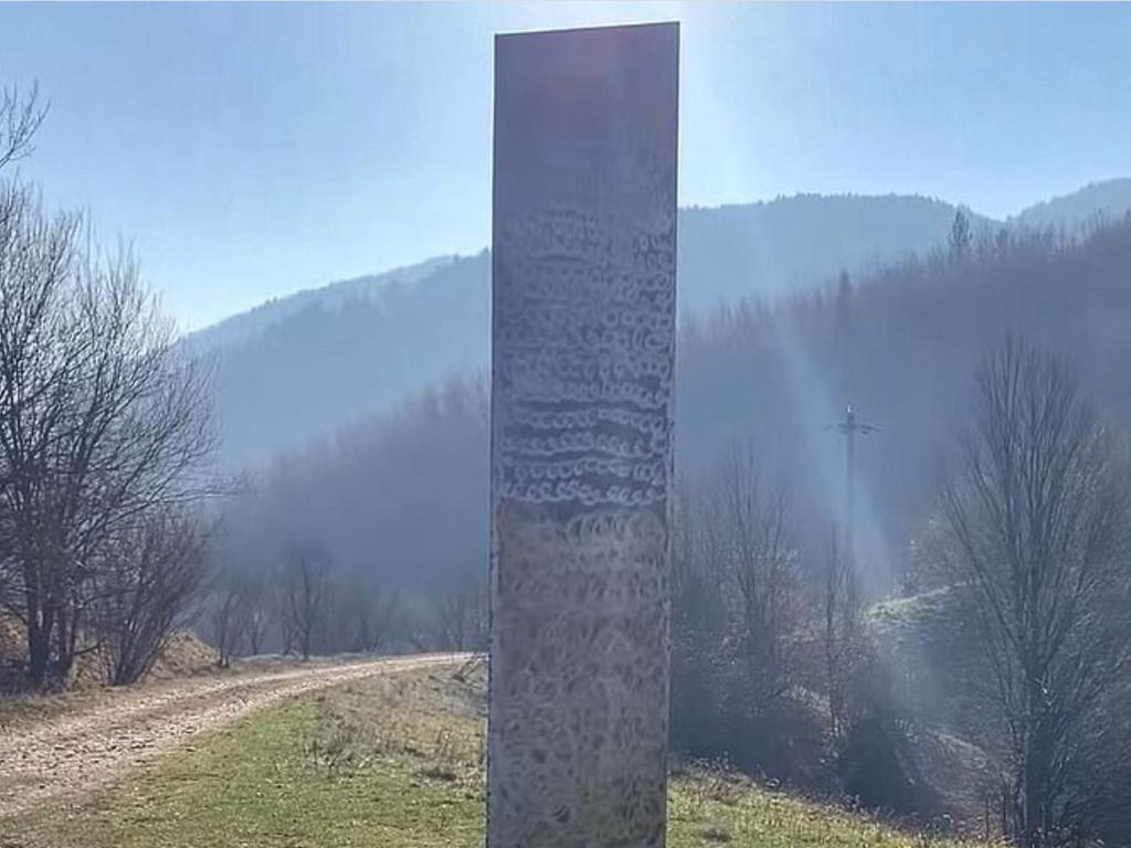 Un misterioso monolito de metal apareció esta semana en Rumania luego de que una estructura similar fuera 'removida' del desierto de Utah. (Especial) 