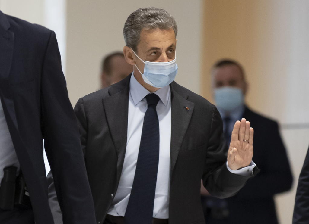 El expresidente francés Nicolas Sarkozy calificó de 'infamias' las acusaciones de corrupción y tráfico de influencias que comenzaron a juzgarse este lunes contra él en París, mientras su defensa solicitó la anulación del proceso por las 'graves e innumerables irregularidades' de la instrucción. (ARCHIVO) 