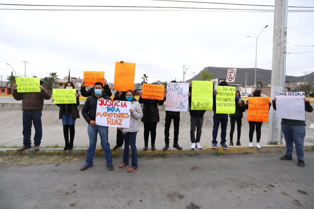 Fue de las 10:30 de la mañana que un grupo de alrededor de 15 personas acudieron a exigir justicia al centro ubicado en la carretera Saltillo-Torreón.(EL SIGLO COAHUILA)