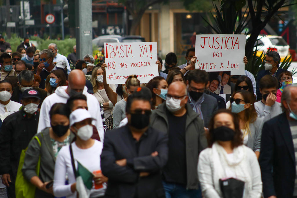 Aproximadamente un millar de personas pidió justicia este lunes por el empresario francés Baptiste Lormand, asesinado el sábado en Ciudad de México, con una marcha que paró en el restaurante que regentaba y finalizó en la embajada de Francia. (EL UNIVERSAL)