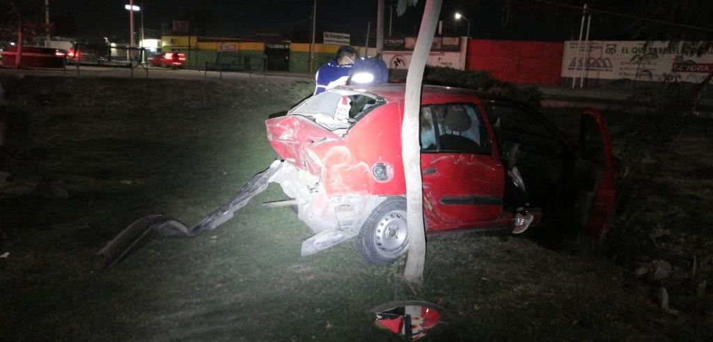 Una camioneta de lujo se impactó contra un automóvil sedán frente a las instalaciones de la Expoferia de Gómez Palacio, una mujer y un menor resultaron lesionados. (EL SIGLO DE TORREÓN)