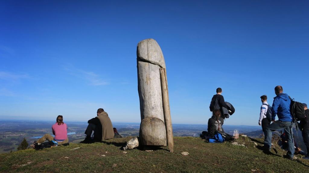 Pese a que se desconoce su origen, la escultura fálica se ha convertido en todo un atractivo para los turistas en la montaña Grünten en Alemania (ESPECIAL) 