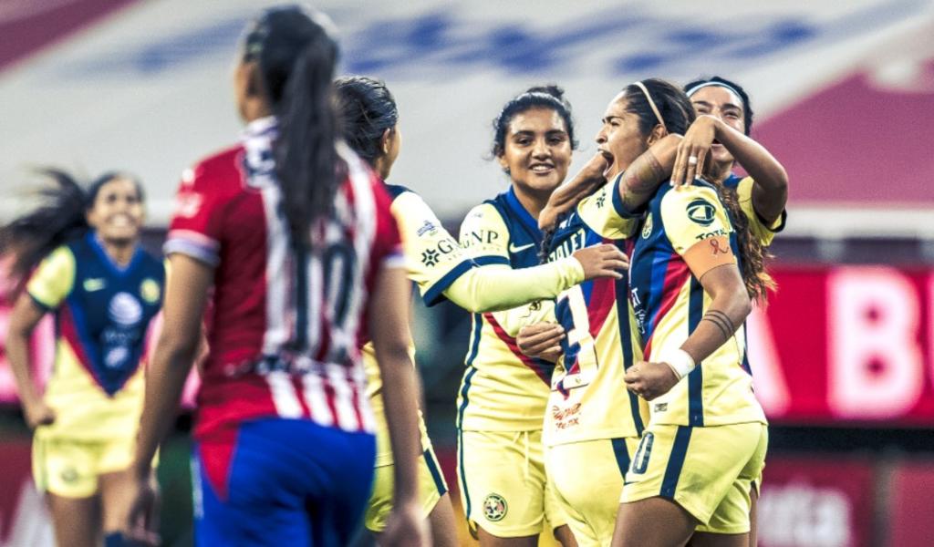 El América logró el pase a la semifinal de la Liga MX Femenil tras derrotar a su máximo rival, las Chivas, quienes le pusieron emoción al partido y acortar distancias, pero no les alcanzó para salir victoriosas. (ESPECIAL)