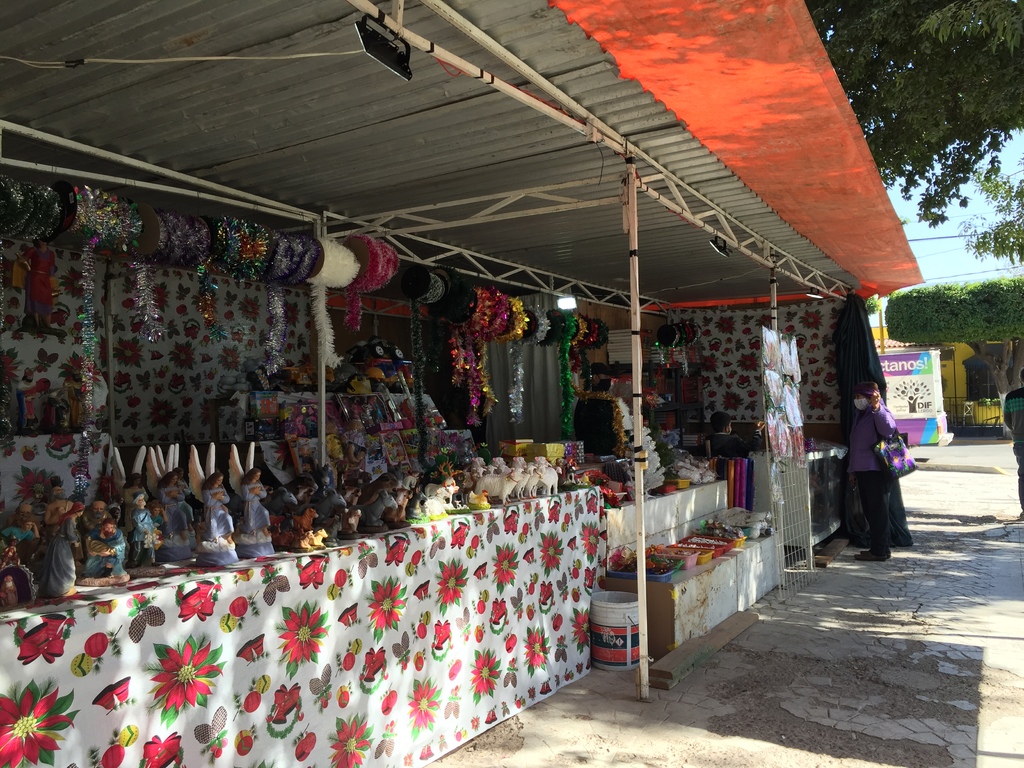 Solamente Teresa Loera abrió ayer su local de mercancía navideña en la Plazuela Juárez de Lerdo. (GUADALUPE MIRANDA)