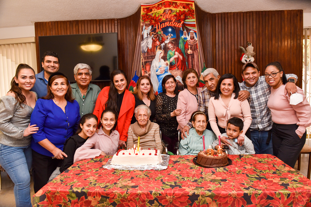 Yolanda Ramírez González cumplió 100 años y su hermana Olga, 95, festejaron acompañadas de su familia. (Erick Sotomayor Fotografía.)
