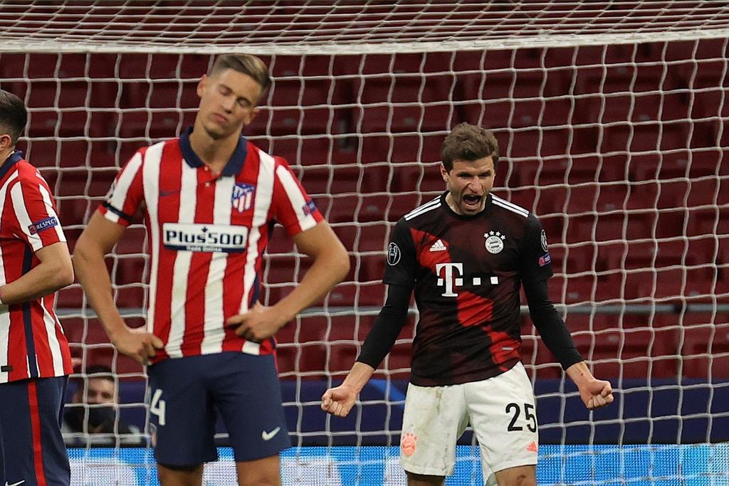 Thomas Müller irrumpió en el área, fue derribado y transformó el consiguiente penalti para mantener la inquietud del equipo rojiblanco, pendiente de una 'final' en Salzburgo en la última jornada (1-1). (ARCHIVO)
