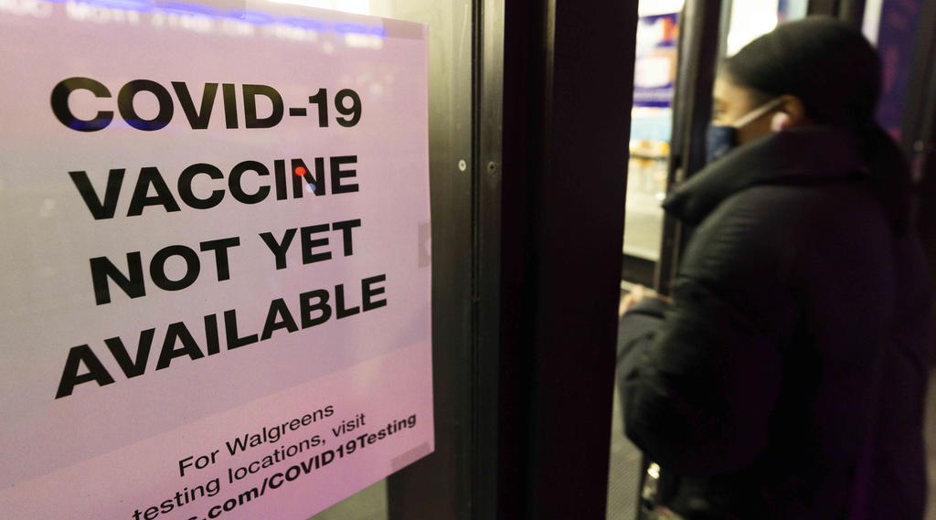 El estado de Nueva York espera recibir suficientes dosis de las nuevas vacunas contra la COVID-19 para inocular a 170,000 personas a partir del 15 de diciembre, siempre que el proceso de autorización marche con la premura esperada. (ARCHIVO) 